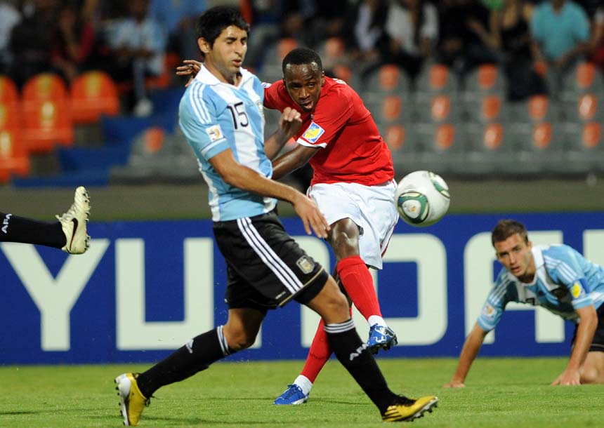 Saido Berahino shoots against Argentina.